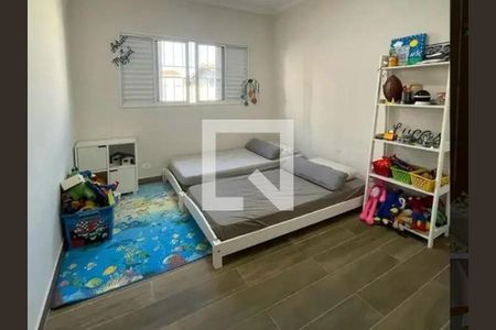 Quarto infantil com duas camas, tapete de peixe, prateleira branca e móveis brancos. de casa à venda com 3 quartos, 300m² em Jardim Santa Clara, Guarulhos