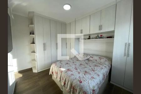 Quarto com cama de casal, armários e prateleiras, iluminação natural e madeira no piso. de casa à venda com 3 quartos, 300m² em Jardim Santa Clara, Guarulhos
