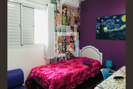 Quarto pequeno com cama de solteiro, paredes em tons de rosa e azul, com pinturas de Van Gogh e outras obras de arte. de casa à venda com 3 quartos, 170m² em Cambuci, São Paulo