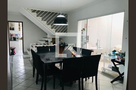 Comida e bebida em uma mesa de madeira com cadeiras pretas, com uma escada branca no fundo e uma porta de vidro na direita. de casa à venda com 3 quartos, 170m² em Cambuci, São Paulo