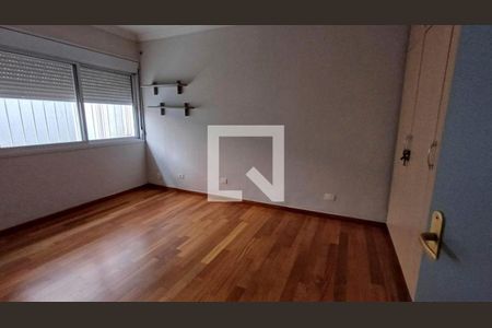 Quarto com piso de madeira, janelas grandes e iluminação natural, sem móveis ou decoração. de casa à venda com 4 quartos, 340m² em Alto de Pinheiros, São Paulo