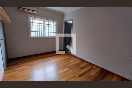 Quarto com piso de madeira, janela grande e ar condicionado. de casa à venda com 4 quartos, 340m² em Alto de Pinheiros, São Paulo