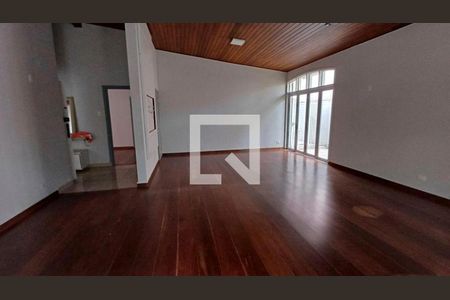 Espaço amplo com piso de madeira e janela grande, iluminado por luz natural. de casa à venda com 4 quartos, 340m² em Alto de Pinheiros, São Paulo