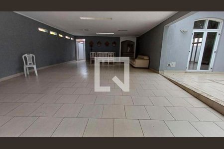 Sala com piso de porcelanato, paredes cinza e móveis brancos, com uma porta de vidro e uma janela pequena. de casa à venda com 4 quartos, 340m² em Alto de Pinheiros, São Paulo