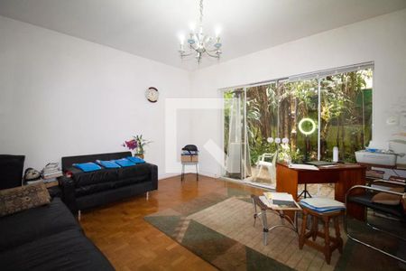 Sala com sofá, mesa e cadeira, janela para o jardim, iluminação natural e artificial, com um ambiente acolhedor e confortável. de casa à venda com 4 quartos, 400m² em Pinheiros, São Paulo
