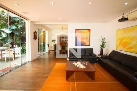 Sala com móveis modernos e decoração minimalista, com vista para a varanda e jardim. de casa à venda com 4 quartos, 400m² em Pinheiros, São Paulo
