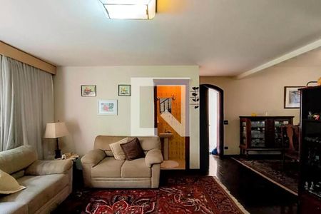 Sala com sofás, mesa e porta de entrada, com iluminação natural e decoração simples. de casa à venda com 3 quartos, 142m² em Alto da Lapa, São Paulo