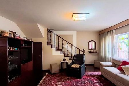 Sala com móveis de madeira e tapete vermelho, com uma escada de madeira no fundo. de casa à venda com 3 quartos, 142m² em Alto da Lapa, São Paulo