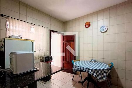 Cozinha com geladeira, fogão e mesa com cadeiras, com iluminação boa e decoração básica. de casa à venda com 3 quartos, 142m² em Alto da Lapa, São Paulo