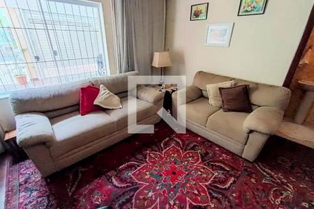 Sala com sofás, tapete e janela com persianas, iluminada por lâmpada e com quadros na parede. de casa à venda com 3 quartos, 142m² em Alto da Lapa, São Paulo