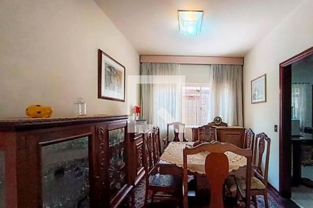 Comedor com mesa e cadeiras de madeira, com armários e prateleiras, e uma janela com cortinas. de casa à venda com 3 quartos, 142m² em Alto da Lapa, São Paulo