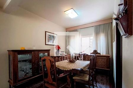 Sala com móveis antigos e decoração simples, com uma janela grande e iluminação natural. de casa à venda com 3 quartos, 142m² em Alto da Lapa, São Paulo