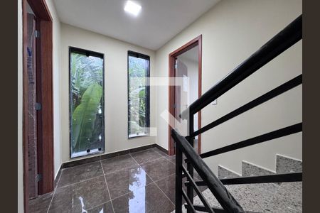 Escada de casa de condomínio para alugar com 4 quartos, 410m² em Recreio dos Bandeirantes, Rio de Janeiro