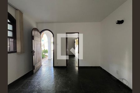 Casa à venda com 4 quartos, 275m² em Ouro Preto, Belo Horizonte