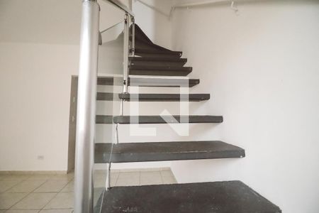 Escada de apartamento para alugar com 2 quartos, 57m² em Vila Aurora (zona Norte), São Paulo