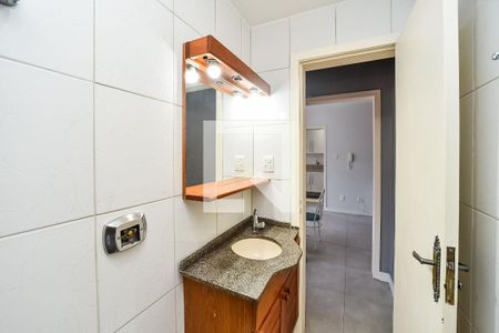 Banheiro de apartamento à venda com 1 quarto, 42m² em Jardim Floresta, Porto Alegre