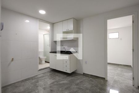 Sala/Cozinha de apartamento para alugar com 1 quarto, 75m² em Anil, Rio de Janeiro