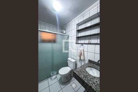 Banheiro de casa para alugar com 2 quartos, 58m² em Vila Canero, São Paulo