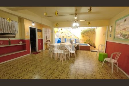 Casa à venda com 200m², 5 quartos e 2 vagasSalão de Festas