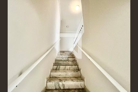 Escada de casa para alugar com 5 quartos, 300m² em Limão, São Paulo