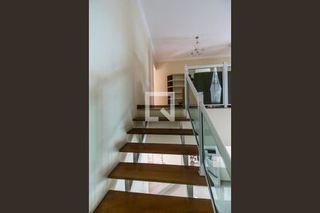 Escada de casa de condomínio para alugar com 4 quartos, 360m² em Residencial 18 do Forte, Santana de Parnaíba