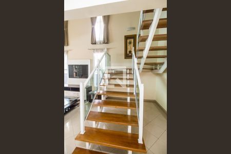 Escada de casa de condomínio para alugar com 4 quartos, 360m² em Residencial 18 do Forte, Santana de Parnaíba