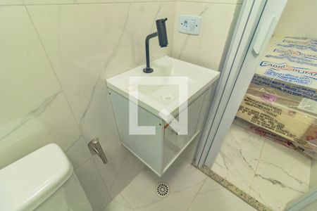 Banheiro social de kitnet/studio para alugar com 1 quarto, 15m² em Jardim Oriental, São Paulo