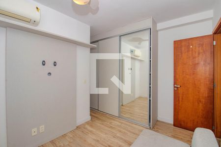 Suíte de apartamento à venda com 2 quartos, 75m² em Santa Maria Goretti, Porto Alegre