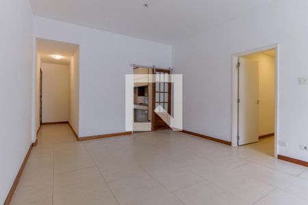 Sala com piso de porcelanato, iluminação natural e móveis de madeira. de apartamento à venda com 2 quartos, 110m² em Botafogo, Rio de Janeiro