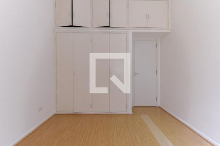 Cuarto com armários e gavetas, piso de madeira e porta de vidro. de apartamento à venda com 2 quartos, 110m² em Botafogo, Rio de Janeiro