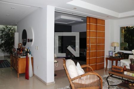 Casa à venda com 4 quartos, 382m² em Camboinhas, Niterói