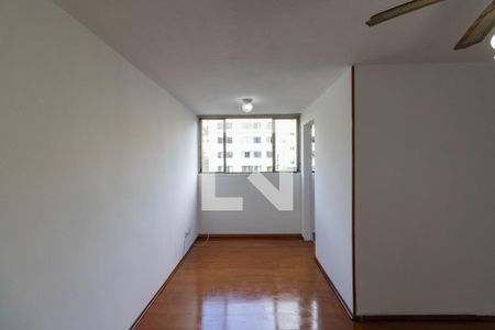 Sala de apartamento para alugar com 3 quartos, 67m² em Conjunto Habitacional A. E. Carvalho, São Paulo
