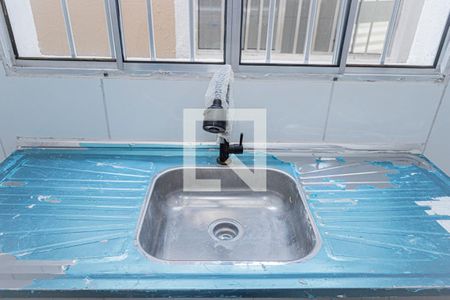 Sala e cozinha de casa para alugar com 1 quarto, 70m² em Vila Serralheiro, São Paulo