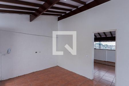Sala, cozinha e área de serviço de casa para alugar com 1 quarto, 70m² em Vila Serralheiro, São Paulo