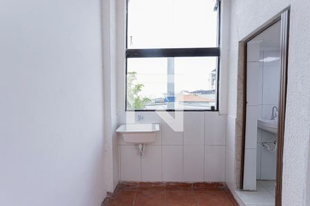 Sala, cozinha e área de serviço de casa para alugar com 1 quarto, 70m² em Vila Serralheiro, São Paulo