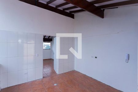 Sala e cozinha de casa para alugar com 1 quarto, 80m² em Vila Serralheiro, São Paulo