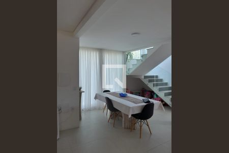 Sala de casa de condomínio para alugar com 4 quartos, 280m² em Canasvieiras, Florianópolis