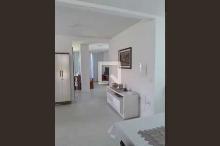 Sala de casa de condomínio para alugar com 4 quartos, 280m² em Canasvieiras, Florianópolis