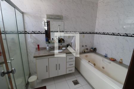 Banheiro da Suíte 1 de apartamento à venda com 4 quartos, 198m² em Jardim Guanabara, Rio de Janeiro