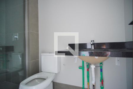 Banheiro de kitnet/studio para alugar com 1 quarto, 28m² em Três Figueiras, Porto Alegre