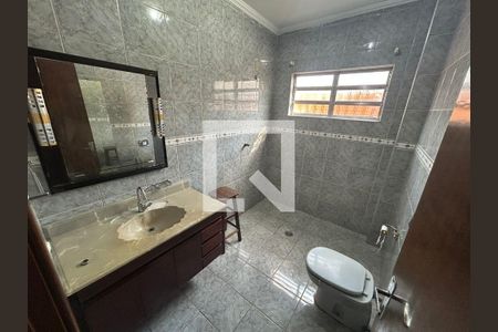 Banheiro de casa à venda com 4 quartos, 360m² em Jardim Campo Limpo, São Paulo