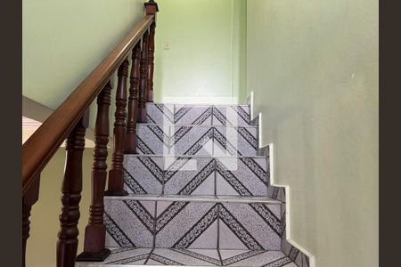 Casa à venda com 360m², 4 quartos e 2 vagasEscada Quartos