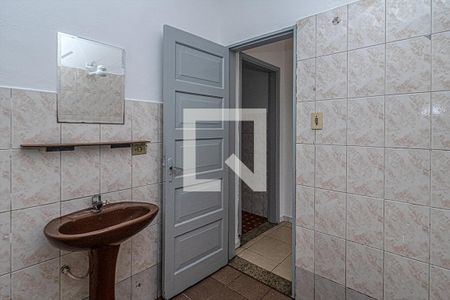 banheiro social_4 de casa para alugar com 2 quartos, 100m² em Vila Brasilina, São Paulo