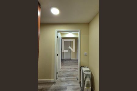 Corredor  de apartamento à venda com 3 quartos, 97m² em Cambuí, Campinas