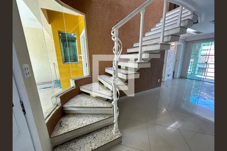 Escada de casa para alugar com 4 quartos, 390m² em Vila Valqueire, Rio de Janeiro
