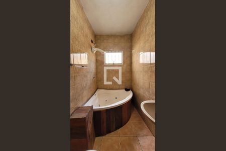 Banheiro da Suíte de casa de condomínio para alugar com 3 quartos, 122m² em Conjunto Habitacional Vila Santana (sousas), Campinas