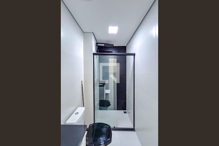 Banheiro de kitnet/studio para alugar com 1 quarto, 23m² em Vila Azevedo, São Paulo