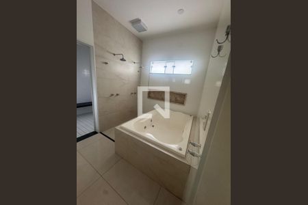 Banheiro 2 de casa de condomínio para alugar com 3 quartos, 221m² em Gávea, Uberlândia
