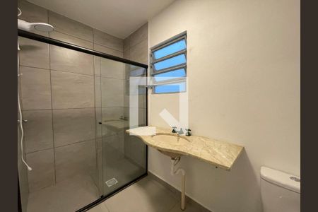 Banheiro social de kitnet/studio para alugar com 1 quarto, 20m² em Centro, São Leopoldo
