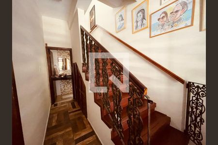 Escada de casa para alugar com 3 quartos, 190m² em Centro, Taubaté